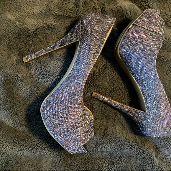 Guess women’s high platform heels - Picture 3 of 5